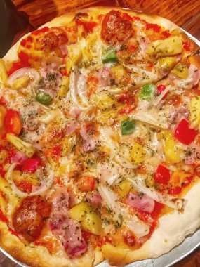 Jambonlu, ananaslı, biberli ve soğanlı, peynirli pizza..