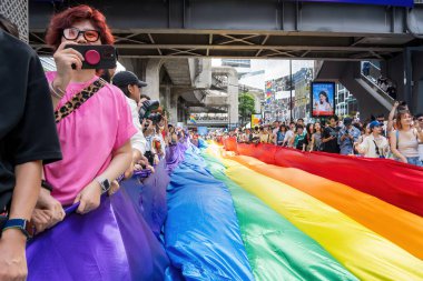 Bangkok, Tayland - 1 Haziran 2024 Bangkok Onur Festivali 2024, Siam Square Bangkok, Tayland 'da düzenlenen etkinlikte insanların kısa eylem ve atmosferi kutlamalara katılıyor. Cinsiyet çeşitliliği yaş, ırk ya da din ayrımı yoktur..