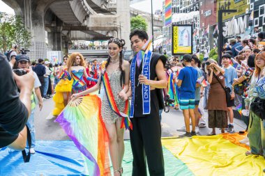 Bangkok, Tayland - 1 Haziran 2024 Bangkok Onur Festivali 2024, Siam Square Bangkok, Tayland 'da düzenlenen etkinlikte insanların kısa eylem ve atmosferi kutlamalara katılıyor. Cinsiyet çeşitliliği yaş, ırk ya da din ayrımı yoktur..