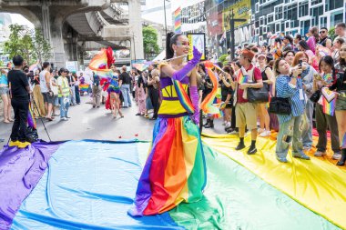 Bangkok, Tayland - 1 Haziran 2024 Bangkok Onur Festivali 2024, Siam Square Bangkok, Tayland 'da düzenlenen etkinlikte insanların kısa eylem ve atmosferi kutlamalara katılıyor. Cinsiyet çeşitliliği yaş, ırk ya da din ayrımı yoktur..