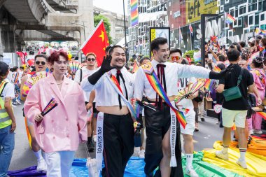 Bangkok, Tayland - 1 Haziran 2024 Bangkok Onur Festivali 2024, Siam Square Bangkok, Tayland 'da düzenlenen etkinlikte insanların kısa eylem ve atmosferi kutlamalara katılıyor. Cinsiyet çeşitliliği yaş, ırk ya da din ayrımı yoktur..