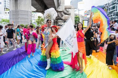 Bangkok, Tayland - 1 Haziran 2024 Bangkok Onur Festivali 2024, Siam Square Bangkok, Tayland 'da düzenlenen etkinlikte insanların kısa eylem ve atmosferi kutlamalara katılıyor. Cinsiyet çeşitliliği yaş, ırk ya da din ayrımı yoktur..