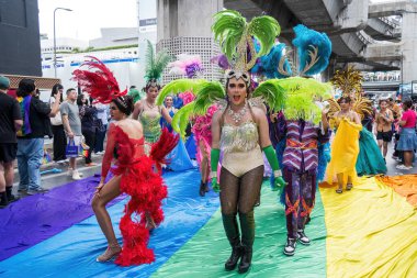 Bangkok, Tayland - 1 Haziran 2024 Bangkok Onur Festivali 2024, Siam Square Bangkok, Tayland 'da düzenlenen etkinlikte insanların kısa eylem ve atmosferi kutlamalara katılıyor. Cinsiyet çeşitliliği yaş, ırk ya da din ayrımı yoktur..