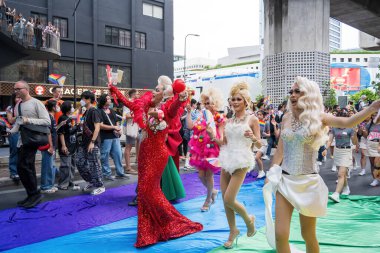 Bangkok, Tayland - 1 Haziran 2024 Bangkok Onur Festivali 2024, Siam Square Bangkok, Tayland 'da düzenlenen etkinlikte insanların kısa eylem ve atmosferi kutlamalara katılıyor. Cinsiyet çeşitliliği yaş, ırk ya da din ayrımı yoktur..