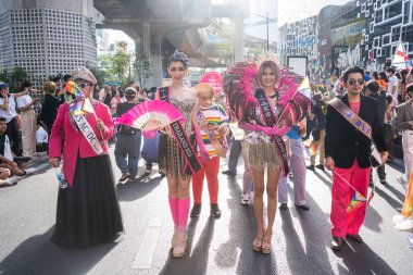 Bangkok, Tayland - 4 Haziran 2023 Siyam Merkezi Özgürlük ve Gurur Dünyası 2023, İnsanların kısa eylem ve atmosferi kutlamalara katılıyor.