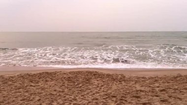 Dalgaların sesiyle deniz kıyısı atmosferi