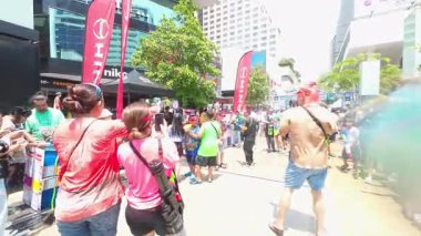 Siam Meydanı, Bangkok, Tayland - APR 15, 2024 Songkran Festivali, Tayland 'ın Siam Meydanı Bangkok kentinde yeni yıl kutlamalarına katılan insanların kısa eylemi.