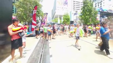 Siam Meydanı, Bangkok, Tayland - APR 15, 2024 Songkran Festivali, Tayland 'ın Siam Meydanı Bangkok kentinde yeni yıl kutlamalarına katılan insanların kısa eylemi.