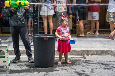 Silom, Bangkok, Tayland - APR 12, 2025 Songkran Festivali, Tayland Yeni Yılı kutlamalarına katılan insanların kısa eylemi. Sıçrama ve toz vardı. Songkran sırasında insanlar sırılsıklam oluyor..