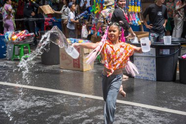Silom, Bangkok, Tayland - APR 12, 2025 Songkran Festivali, Tayland Yeni Yılı kutlamalarına katılan insanların kısa eylemi. Sıçrama ve toz vardı. Songkran sırasında insanlar sırılsıklam oluyor..