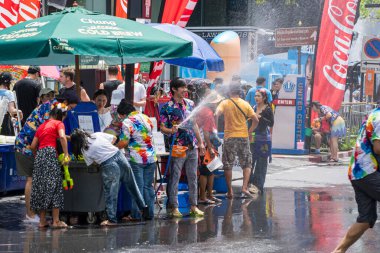 Silom, Bangkok, Tayland - APR 12, 2025 Songkran Festivali, Tayland Yeni Yılı kutlamalarına katılan insanların kısa eylemi. Sıçrama ve toz vardı. Songkran sırasında insanlar sırılsıklam oluyor..