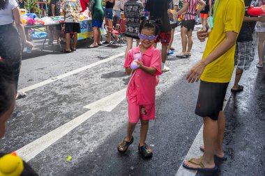 Silom, Bangkok, Tayland - APR 12, 2025 Songkran Festivali, Tayland Yeni Yılı kutlamalarına katılan insanların kısa eylemi. Sıçrama ve toz vardı. Songkran sırasında insanlar sırılsıklam oluyor..