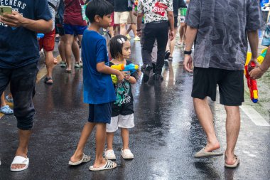 Silom, Bangkok, Tayland - APR 12, 2025 Songkran Festivali, Tayland Yeni Yılı kutlamalarına katılan insanların kısa eylemi. Sıçrama ve toz vardı. Songkran sırasında insanlar sırılsıklam oluyor..