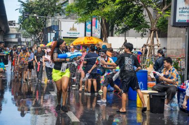 Silom, Bangkok, Tayland - APR 12, 2025 Songkran Festivali, Tayland Yeni Yılı kutlamalarına katılan insanların kısa eylemi. Sıçrama ve toz vardı. Songkran sırasında insanlar sırılsıklam oluyor..