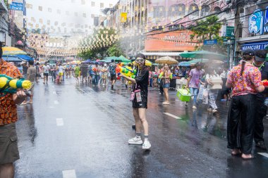 Khao San Road, Bangkok, Tayland - APR 13, 2025 Songkran Festivali, Tayland Yeni Yılı kutlamalarına katılan insanların kısa eylemi. Sıçrama ve toz vardı. Songkran sırasında insanlar sırılsıklam oluyor..