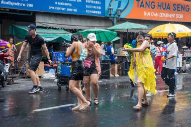 Khao San Road, Bangkok, Tayland - APR 13, 2025 Songkran Festivali, Tayland Yeni Yılı kutlamalarına katılan insanların kısa eylemi. Sıçrama ve toz vardı. Songkran sırasında insanlar sırılsıklam oluyor..