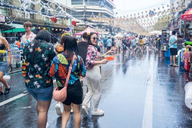 Khao San Road, Bangkok, Tayland - APR 13, 2025 Songkran Festivali, Tayland Yeni Yılı kutlamalarına katılan insanların kısa eylemi. Sıçrama ve toz vardı. Songkran sırasında insanlar sırılsıklam oluyor..