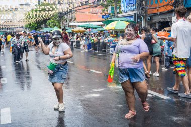Khao San Road, Bangkok, Tayland - APR 13, 2025 Songkran Festivali, Tayland Yeni Yılı kutlamalarına katılan insanların kısa eylemi. Sıçrama ve toz vardı. Songkran sırasında insanlar sırılsıklam oluyor..