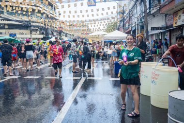 Khao San Road, Bangkok, Tayland - APR 13, 2025 Songkran Festivali, Tayland Yeni Yılı kutlamalarına katılan insanların kısa eylemi. Sıçrama ve toz vardı. Songkran sırasında insanlar sırılsıklam oluyor..