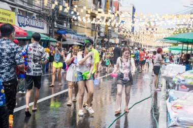 Khao San Road, Bangkok, Tayland - APR 13, 2025 Songkran Festivali, Tayland Yeni Yılı kutlamalarına katılan insanların kısa eylemi. Sıçrama ve toz vardı. Songkran sırasında insanlar sırılsıklam oluyor..