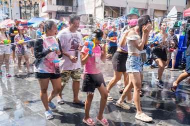 Khao San Road, Bangkok, Tayland - APR 13, 2025 Songkran Festivali, Tayland Yeni Yılı kutlamalarına katılan insanların kısa eylemi. Sıçrama ve toz vardı. Songkran sırasında insanlar sırılsıklam oluyor..
