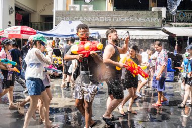 Khao San Road, Bangkok, Tayland - APR 13, 2025 Songkran Festivali, Tayland Yeni Yılı kutlamalarına katılan insanların kısa eylemi. Sıçrama ve toz vardı. Songkran sırasında insanlar sırılsıklam oluyor..