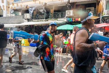 Khao San Road, Bangkok, Tayland - APR 13, 2025 Songkran Festivali, Tayland Yeni Yılı kutlamalarına katılan insanların kısa eylemi. Sıçrama ve toz vardı. Songkran sırasında insanlar sırılsıklam oluyor..