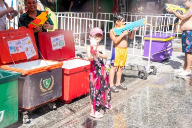 Khao San Road, Bangkok, Tayland - APR 13, 2025 Songkran Festivali, Tayland Yeni Yılı kutlamalarına katılan insanların kısa eylemi. Sıçrama ve toz vardı. Songkran sırasında insanlar sırılsıklam oluyor..