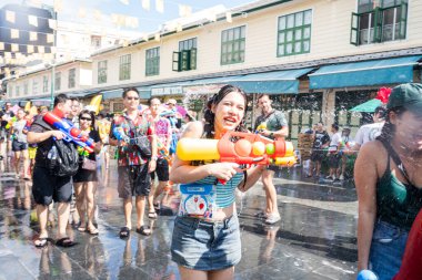 Khao San Road, Bangkok, Tayland - APR 13, 2025 Songkran Festivali, Tayland Yeni Yılı kutlamalarına katılan insanların kısa eylemi. Sıçrama ve toz vardı. Songkran sırasında insanlar sırılsıklam oluyor..