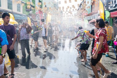 Khao San Road, Bangkok, Tayland - APR 13, 2025 Songkran Festivali, Tayland Yeni Yılı kutlamalarına katılan insanların kısa eylemi. Sıçrama ve toz vardı. Songkran sırasında insanlar sırılsıklam oluyor..