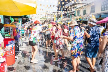 Khao San Road, Bangkok, Tayland - APR 13, 2025 Songkran Festivali, Tayland Yeni Yılı kutlamalarına katılan insanların kısa eylemi. Sıçrama ve toz vardı. Songkran sırasında insanlar sırılsıklam oluyor..