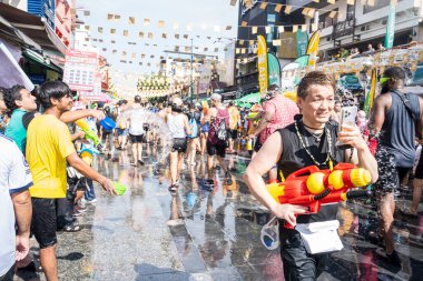 Khao San Road, Bangkok, Tayland - APR 13, 2025 Songkran Festivali, Tayland Yeni Yılı kutlamalarına katılan insanların kısa eylemi. Sıçrama ve toz vardı. Songkran sırasında insanlar sırılsıklam oluyor..