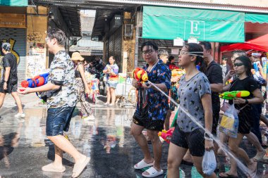 Khao San Road, Bangkok, Tayland - APR 13, 2025 Songkran Festivali, Tayland Yeni Yılı kutlamalarına katılan insanların kısa eylemi. Sıçrama ve toz vardı. Songkran sırasında insanlar sırılsıklam oluyor..