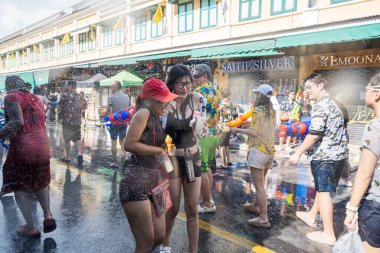 Khao San Road, Bangkok, Tayland - APR 13, 2025 Songkran Festivali, Tayland Yeni Yılı kutlamalarına katılan insanların kısa eylemi. Sıçrama ve toz vardı. Songkran sırasında insanlar sırılsıklam oluyor..
