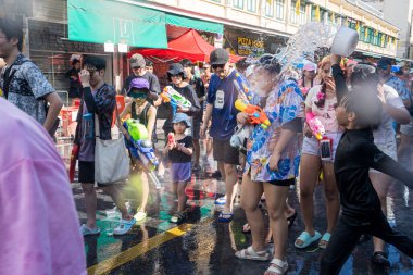 Khao San Road, Bangkok, Tayland - APR 13, 2025 Songkran Festivali, Tayland Yeni Yılı kutlamalarına katılan insanların kısa eylemi. Sıçrama ve toz vardı. Songkran sırasında insanlar sırılsıklam oluyor..