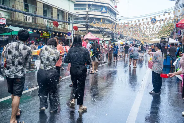 Khao San Road, Bangkok, Tayland - APR 13, 2025 Songkran Festivali, Tayland Yeni Yılı kutlamalarına katılan insanların kısa eylemi. Sıçrama ve toz vardı. Songkran sırasında insanlar sırılsıklam oluyor..