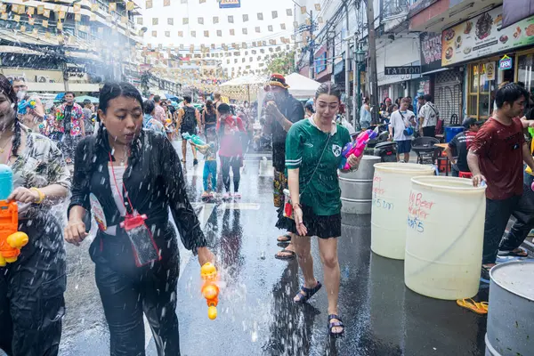 Khao San Road, Bangkok, Tayland - APR 13, 2025 Songkran Festivali, Tayland Yeni Yılı kutlamalarına katılan insanların kısa eylemi. Sıçrama ve toz vardı. Songkran sırasında insanlar sırılsıklam oluyor..