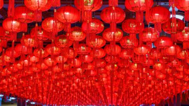 Ay 'ın yeni yılını kutlamak için parlayan kırmızı Çin fenerleriyle dolu tavan..
