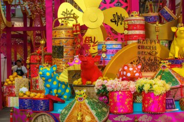 Kırmızı ve altın madalyalı renkli Çin Yeni Yılı, sembolik hayvanlar ve şenlikli hediyeler..