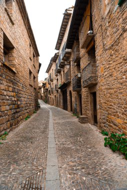 Ainsa 'nın içindeki sokaklar, Aragonese Pireneleri' nde bir kasaba. Ortaçağ Köyü. Sobrarbe Bölgesi. İspanya.