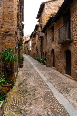 Ainsa 'nın içindeki sokaklar, Aragonese Pireneleri' nde bir kasaba. Ortaçağ Köyü. Sobrarbe Bölgesi. İspanya.