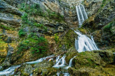 Romalılar tarafından sularının temizliği ve berraklığı için adlandırılan Mundo Nehri 'nin doğuşu. Riopar. Albacete. İspanya.