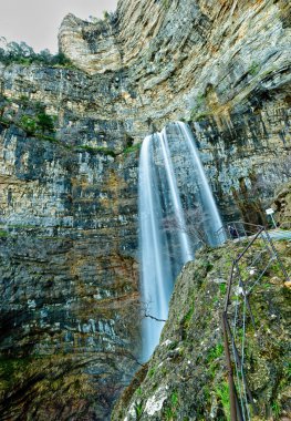 Romalılar tarafından sularının temizliği ve berraklığı için adlandırılan Mundo Nehri 'nin doğuşu. Riopar. Albacete. İspanya.