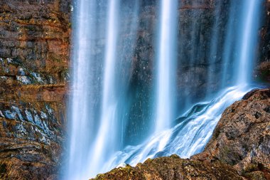 Romalılar tarafından sularının temizliği ve berraklığı için adlandırılan Mundo Nehri 'nin doğuşu. Riopar. Albacete. İspanya.