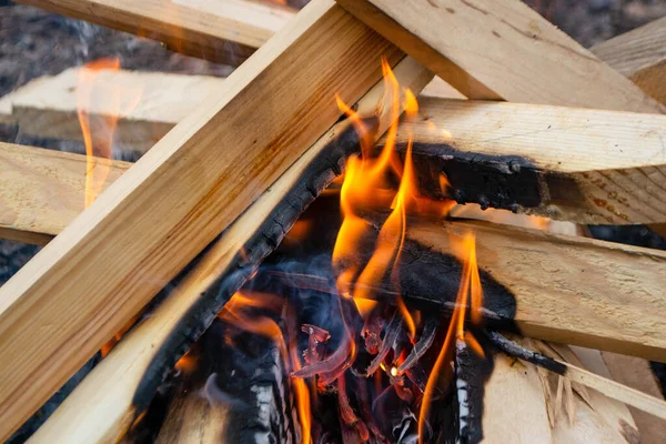 火事は 背後に赤い火が付いているキャンプファイヤーで燃えます 高品質の写真 — ストック写真