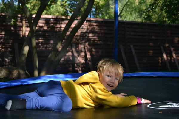 Ein Junge Auf Einem Trampolin Garten Hochwertiges Foto — Stockfoto