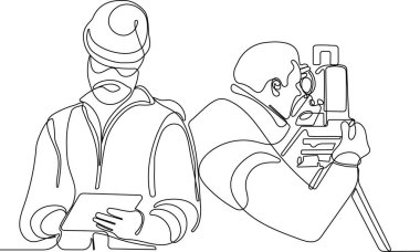 Kafasında miğfer olan Kafkas işçisinin depoda dururken iş için tablet kullanmasını kapatın. Tripod ikonu olan bir araştırmacı. Jeodezik üçayak. Vektör illüstrasyonu