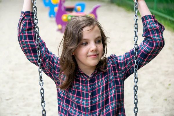 Close Glückliche Kleine Mädchen Spielen Und Sitzen Auf Der Schaukel — Stockfoto