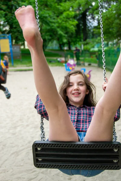 Close Glückliche Kleine Mädchen Spielen Und Sitzen Auf Der Schaukel — Stockfoto