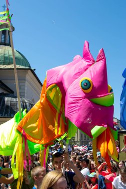 Cracow, Malopolska, Polonya - 04.06.2023: Eski Şehir 'in merkezinde düzenlenen yıllık etkinlik olan Ejderha Yürüyüşü sırasında hareketli ejderha yürüyüşü. Yüksek kalite fotoğraf